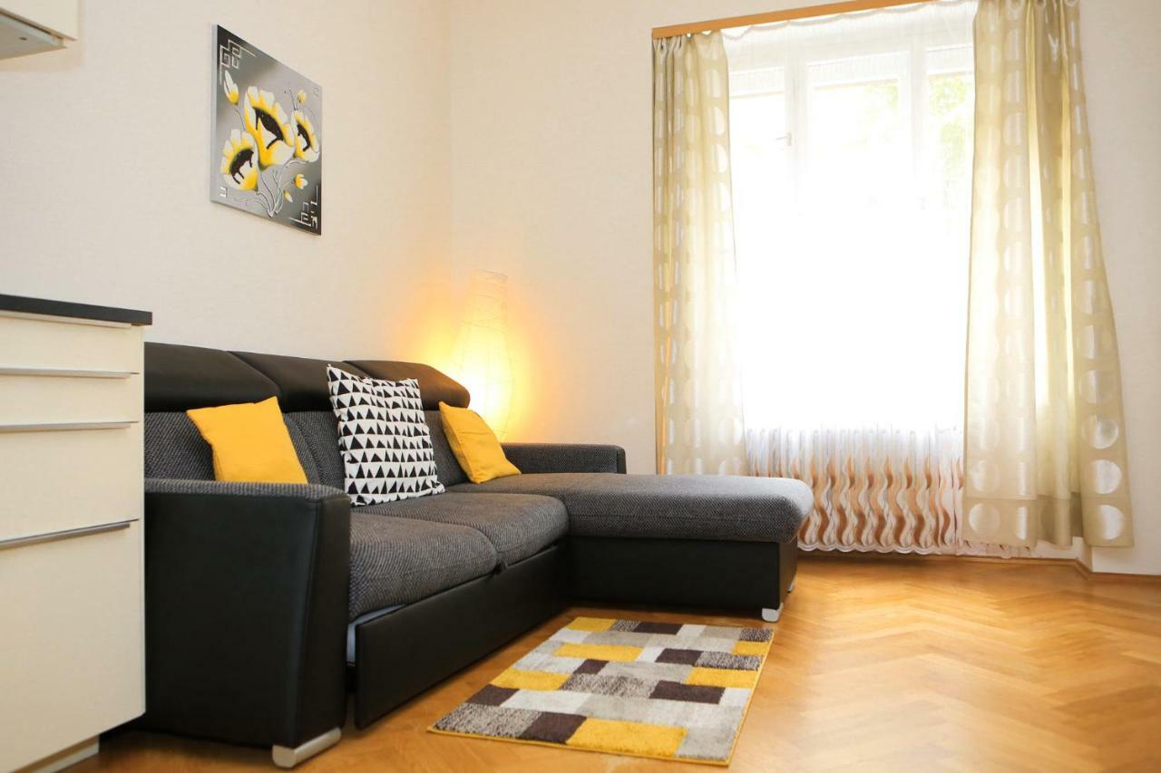 Yellow Apartment Few Steps From Metro Praga Zewnętrze zdjęcie