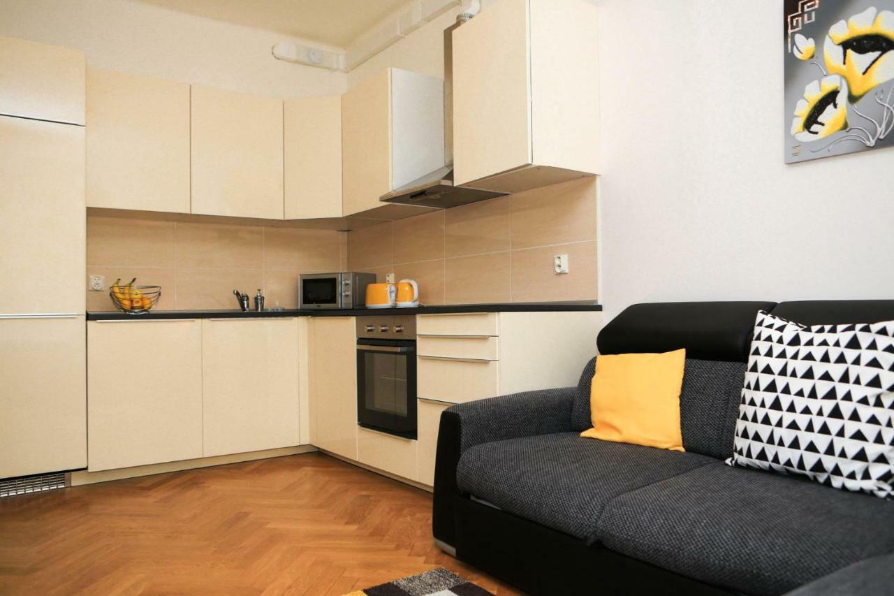 Yellow Apartment Few Steps From Metro Praga Zewnętrze zdjęcie